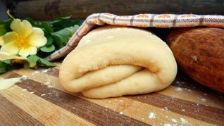 Слоеное дрожжевое тесто для булочек с сыром