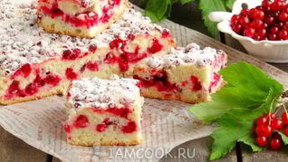 Бисквит на белках с красной смородиной