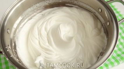 бисквит на белках с красной смородиной