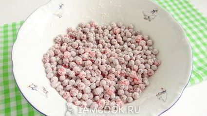 бисквит на белках с красной смородиной