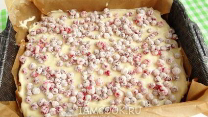 бисквит на белках с красной смородиной