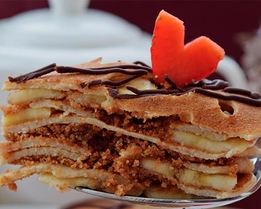 Блинный торт с арахисом и бананом ко дню Святого Валентина