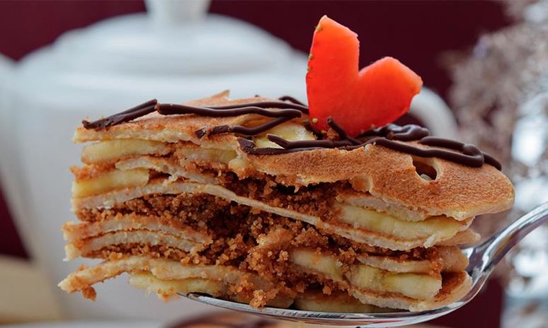 Рецепт блинного торта с арахисом и бананом ко дню святого валентина