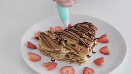 блинный торт с арахисом и бананом ко дню святого валентина