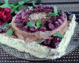 Шоколадно-сметанный торт с вишней