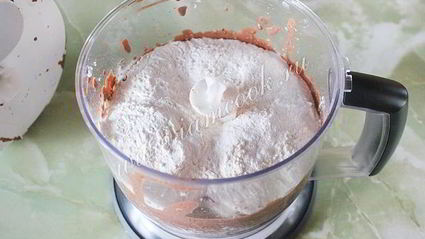 шоколадно-сметанный торт с вишней