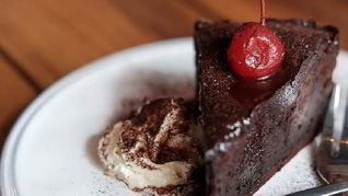 Шоколадно-вишневый торт