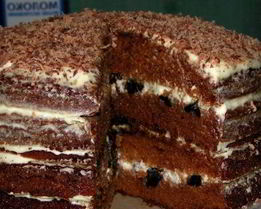 Шоколадный торт с черносливом и орехами