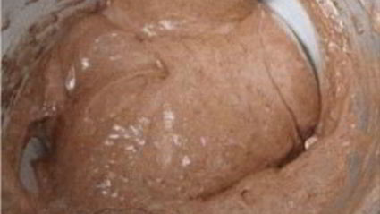 шоколадный торт с черносливом и орехами