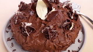 Шоколадный торт с малиной и трюфелями