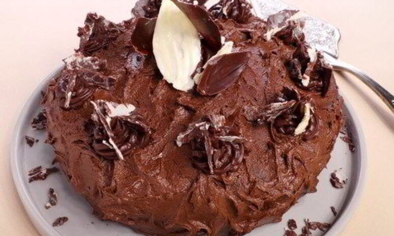 Рецепт шоколадного торта с малиной и трюфелями