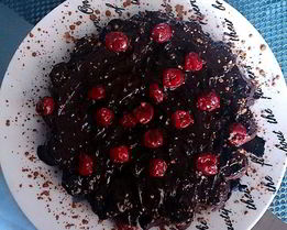 Шоколадный торт с вишней и кофе