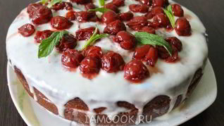 Шоколадный торт с вишнями и сметанным кремом