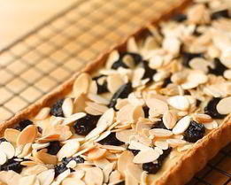 Торт с заварным кремом и черносливом