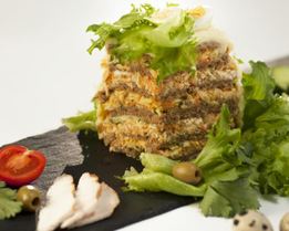 Закусочный торт с копченой курицей