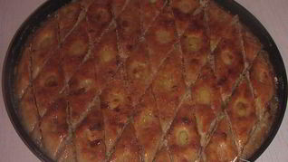 Трехцветная пахлава из миндаля, фисташек и грецких орехов