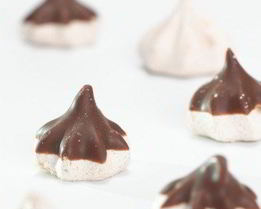 Ванильные, шоколадные и кофейные меренги в шоколадной глазури