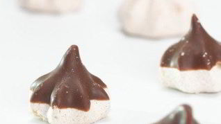 Ванильные, шоколадные и кофейные меренги в шоколадной глазури