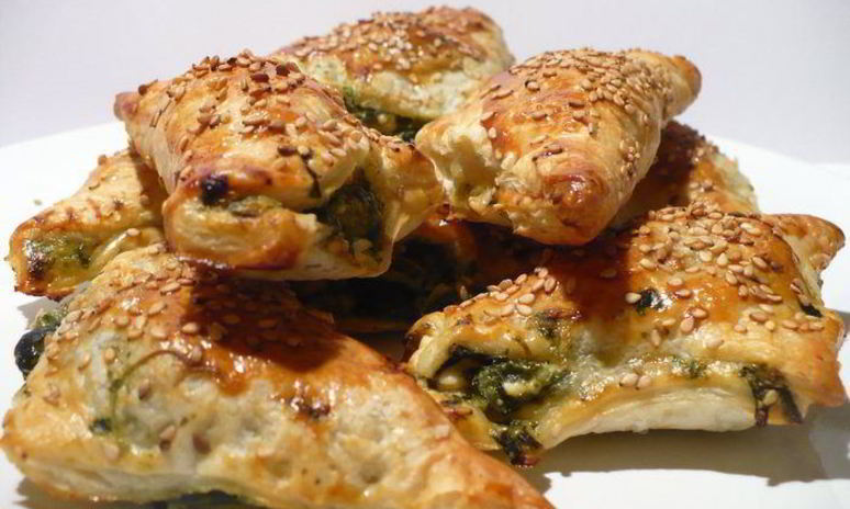 Рецепт закусочных слоек с фетой и шпинатом