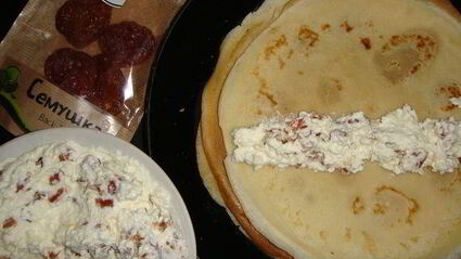 блинная запеканка с творогом и сушеными сливами