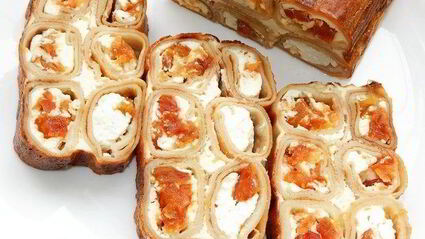 блинная запеканка с творогом и сушеными сливами