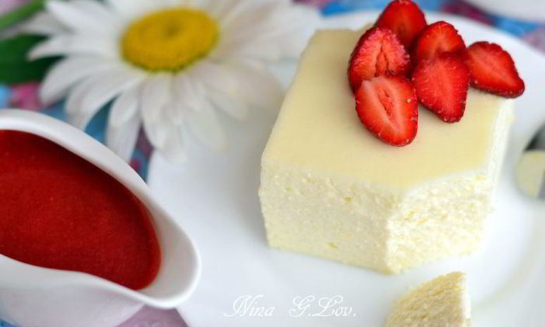 Рецепт двухслойной ванильной запеканки с ягодным соусом