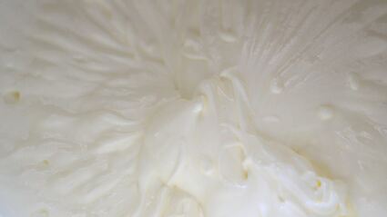 двухслойная ванильная запеканка с ягодным соусом