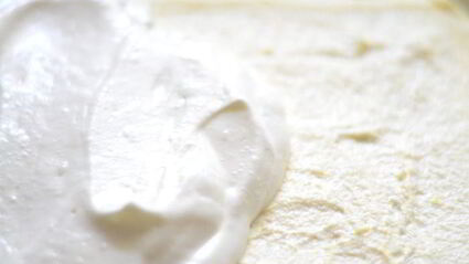 двухслойная ванильная запеканка с ягодным соусом