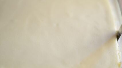 двухслойная ванильная запеканка с ягодным соусом