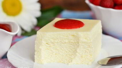 двухслойная ванильная запеканка с ягодным соусом