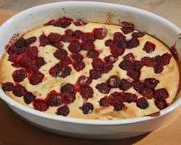 Сливочная запеканка с яблоком и ежевикой