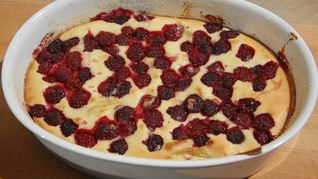 Сливочная запеканка с яблоком и ежевикой