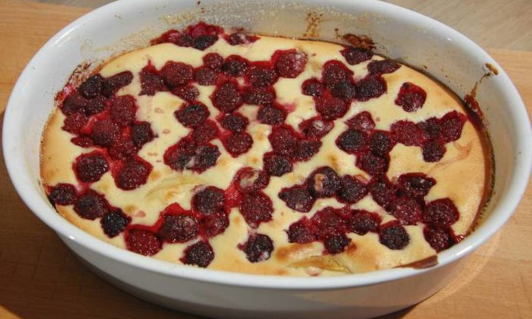 Рецепт сливочной запеканки с яблоком и ежевикой
