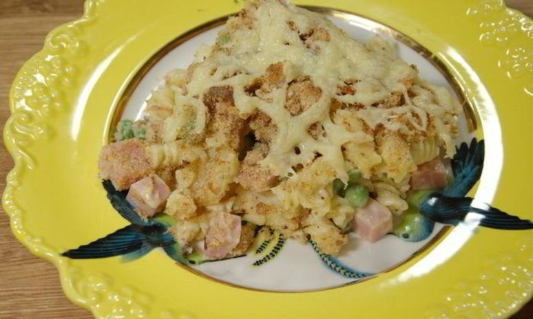 Рецепт запеканки из макарон с ветчиной, зеленым горошком и горчицей