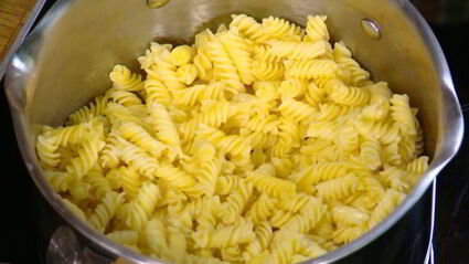 запеканка из макарон с ветчиной, зеленым горошком и горчицей