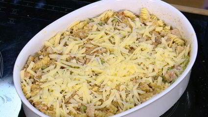 запеканка из макарон с ветчиной, зеленым горошком и горчицей