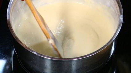 запеканка из макарон с ветчиной, зеленым горошком и горчицей