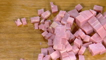 запеканка из макарон с ветчиной, зеленым горошком и горчицей