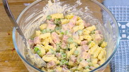 запеканка из макарон с ветчиной, зеленым горошком и горчицей