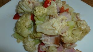 Запеканка из цветной капусты с беконом