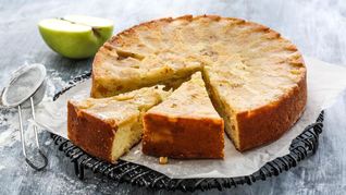 Запеканка из творога с яблоками и изюмом