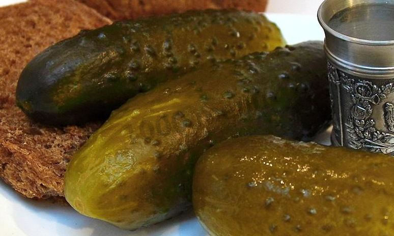 Рецепт бродячих огурцов в банках холодным способом