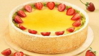 Чизкейк с абрикосовым джемом, фисташками и клубникой