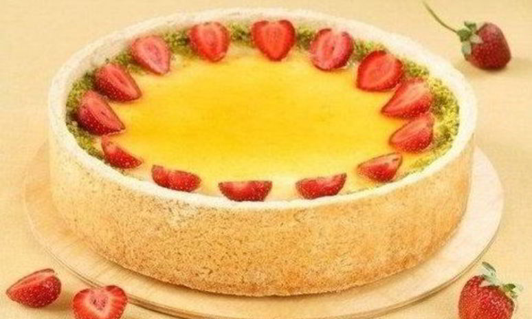 Рецепт чизкейка с абрикосовым джемом, фисташками и клубникой