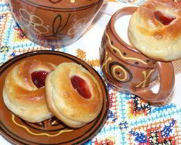 Дрожжевые булочки с ягодным джемом