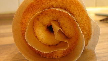 рулет с рикоттой и смородиновым джемом