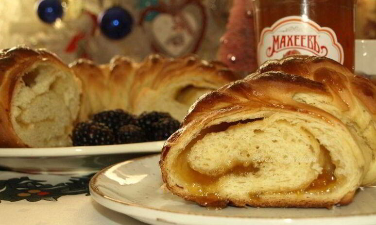 Рецепт сдобного рулета с персиково-манговым джемом