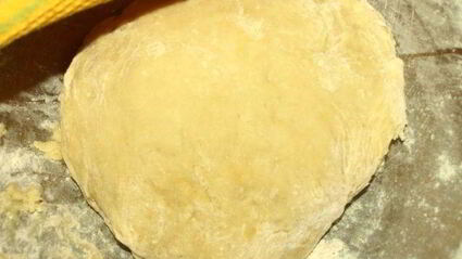 сдобный рулет с персиково-манговым джемом