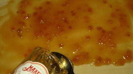 сдобный рулет с персиково-манговым джемом