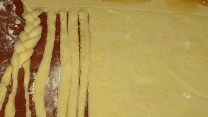 сдобный рулет с персиково-манговым джемом